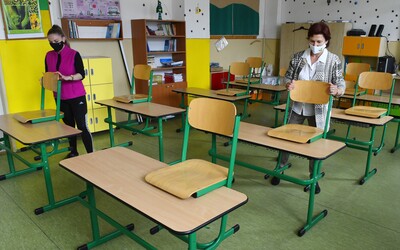 Žiaci idú prvýkrát do škôl po troch mesiacoch. Do lavíc sa vrátia približne dve tretiny detí.