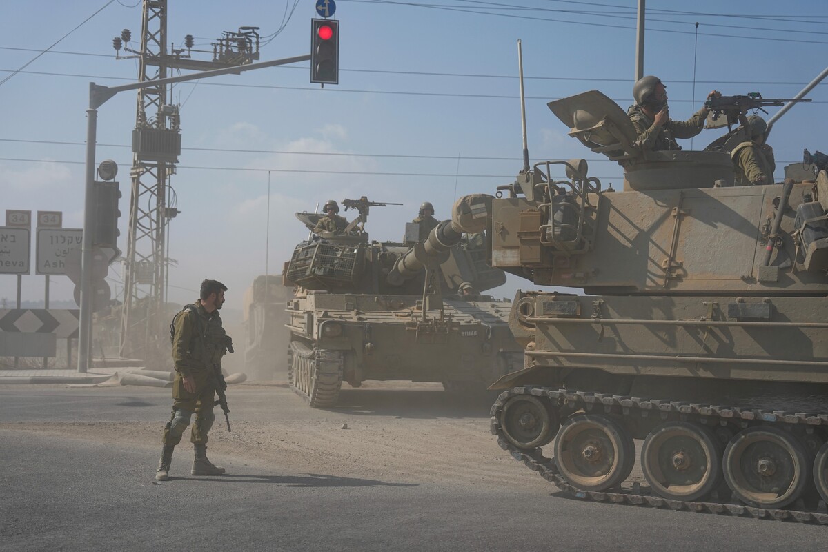 Tanky izraelskej armády smerujú k hraniciam Pásma Gazy z juhu Izraela v stredu 1. novembra 2023.
