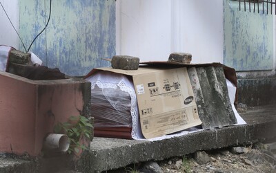 V Ekvádore nechávajú telá mŕtvych na opustených uliciach. Pohrebné služby pre koronavírus nestíhajú.