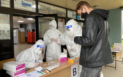 Zubári ani veterinári nemôžu odoberať vzorky na plošnom testovaní. Žiadajú nápravy, takéto rozhodnutie ich znevažuje.