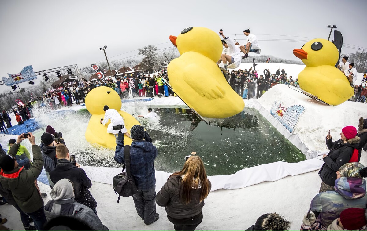 Účastníci Red Bull Jump & Freeze v Estónsku, 11. február 2017.