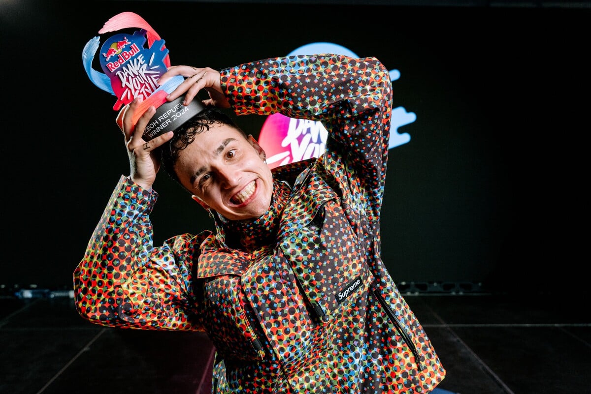 Vítěz (Julien Ko) soutěže Red Bull Dance Your Style pózuje po finále v Praze