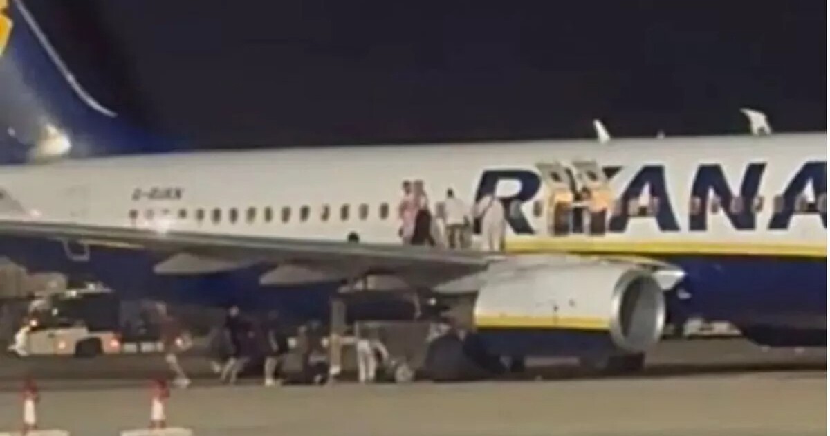 VIDEO: Drama na palubě Ryanairu. Cestující vyskakovali z letadla, 18 lidí se zranilo
