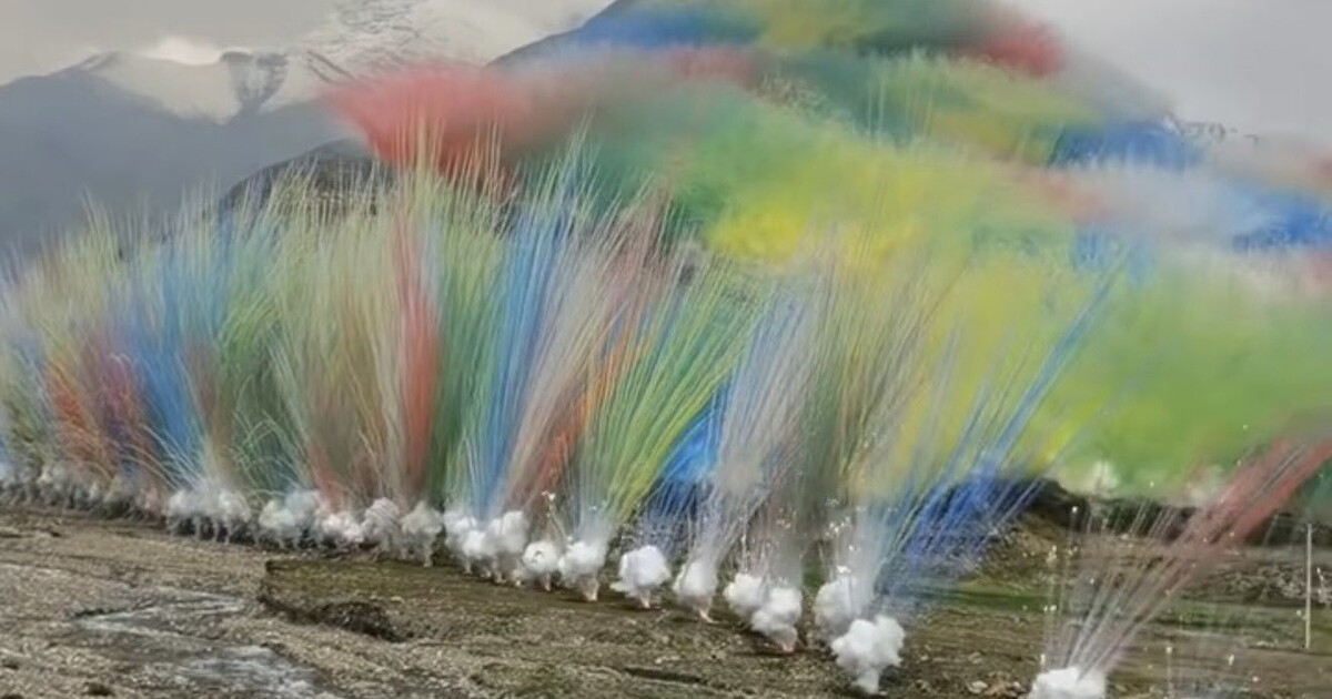 Vrchol arogance? Známá outdoorová značka jako kampaň uspořádala ohňostroj přímo v Himalájích