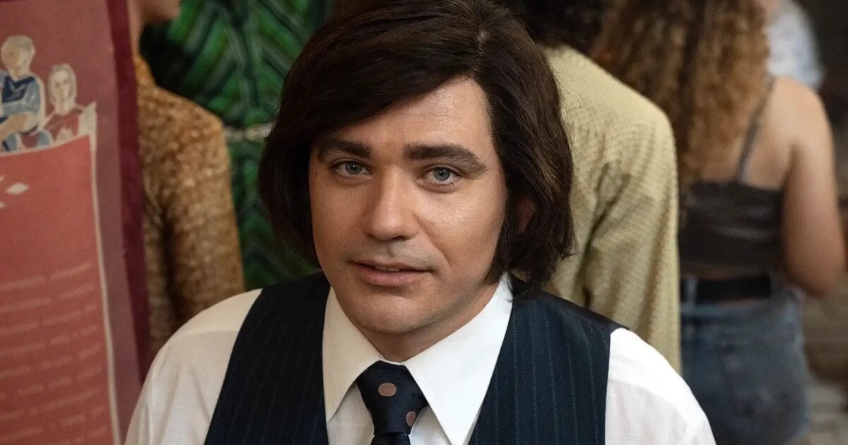 Vojta Kotek jako Karel Gott. Tenhle biopic si můžeš už ode dneška pustit na Oneplay