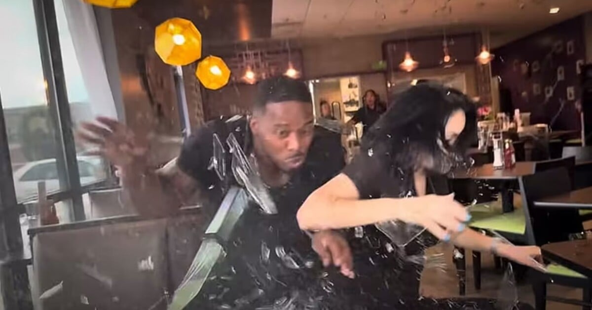 VIDEO: Influencery zranilo auto, které prolétlo výlohou restaurace. Celý incident natočili