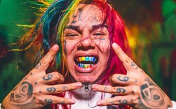 5 důležitých otázek o Tekashim po propuštění: Může jít na Instagram? Je v ohrožení života? Čeká ho program na ochranu svědků?