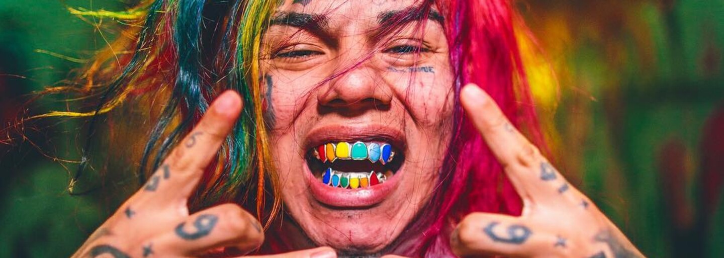 5 důležitých otázek o Tekashim po propuštění: Může jít na Instagram? Je v ohrožení života? Čeká ho program na ochranu svědků?