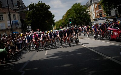 5. etapa Tour de France: víťazom záverečného špurtu Clarke z úniku. Pád Sagana s van Aertom, ktorý si napokon udržal žltý dres