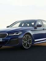 Pětkové BMW má po faceliftu ostřejší tvary, modernější techniku a elektrifikované motory