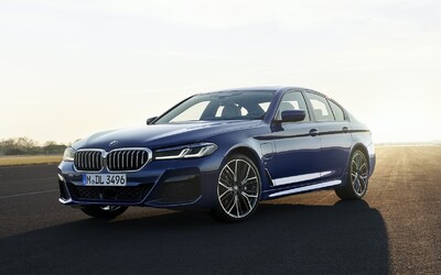 5-kové BMW má po facelifte ostrejšie tvary, modernejšiu techniku a elektrifikované motory