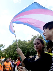 5 mýtov, ktoré politici šíria o transrodových ľuďoch. Zrejme ich budeš často počuť pred voľbami