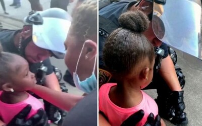 5letá dívka se se slzami v očích zeptala policisty, zda ji zastřelí. Ten se však zachoval nejlépe, jak mohl