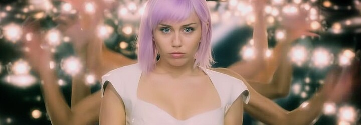 5. séria Black Mirror odhaľuje epizódy so sexy Miley Cyrus či novým Captainom America