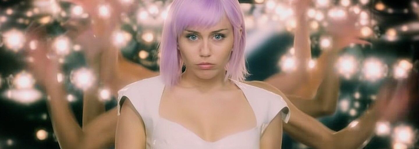5. séria Black Mirror odhaľuje epizódy so sexy Miley Cyrus či novým Captainom America