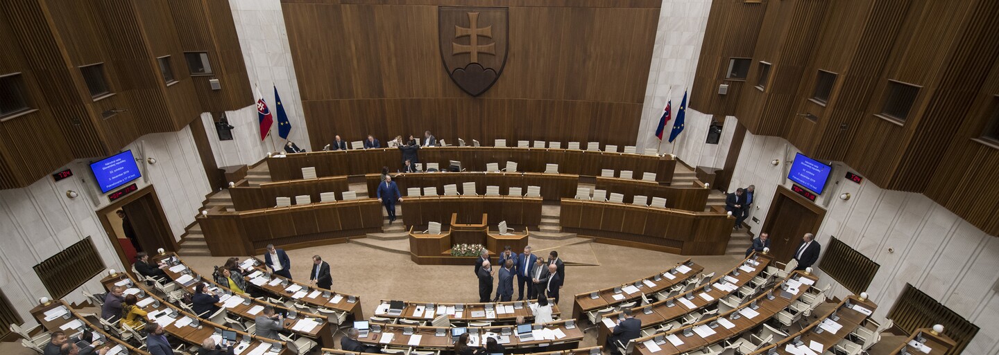 5 vecí, ktoré by si mal vedieť o 50-dňovom moratóriu na prieskumy. Prečo prirovnávajú Slovensko k Afrike?