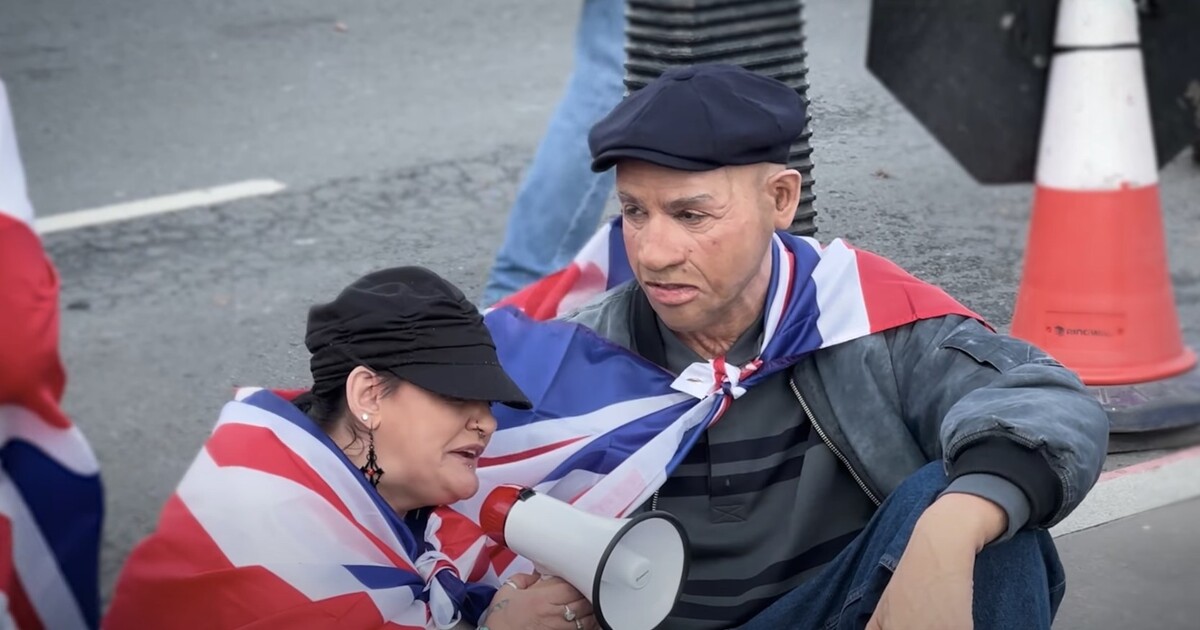 Youtuber se v přestrojení vydal na sraz rasistů, záběry šokovaly internet. Video má miliony zhlédnutí