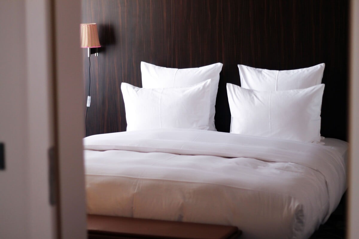 Aj v luxusných hoteloch môžu byť na obliečkach stopy po plošticiach, preto je dobré ich pred ubytovaním skontrolovať. 