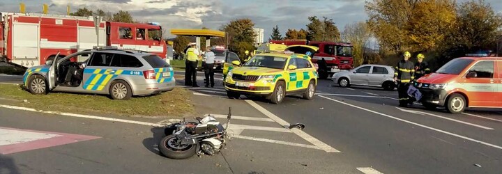 Nehoda na Chlumecku skončila smrtí motorkáře, silnice je uzavřená 