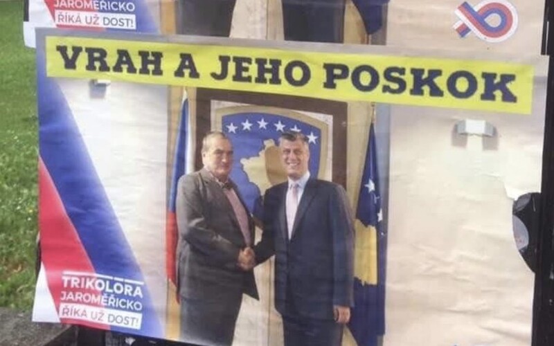 Trikolóra vyvěsila plakát, na kterém je Schwarzenberg s kosovským prezidentem. Vrah a jeho poskok, stojí v popisku.
