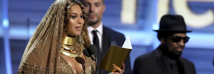 V jakých outfitech celebrity zazářily na Grammy 2017?