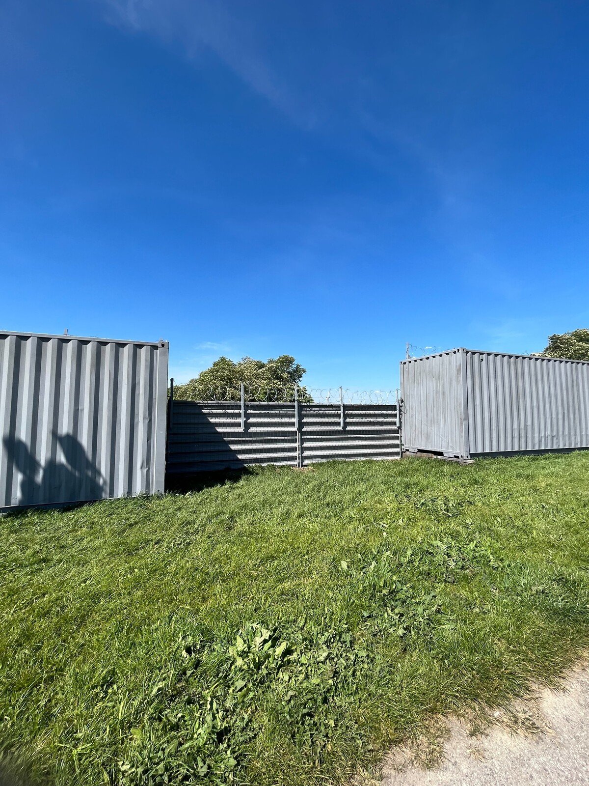 Zadný vchod do zámku je ohraničený ostnatým drôtom. Pribudli tu aj rekvizity.