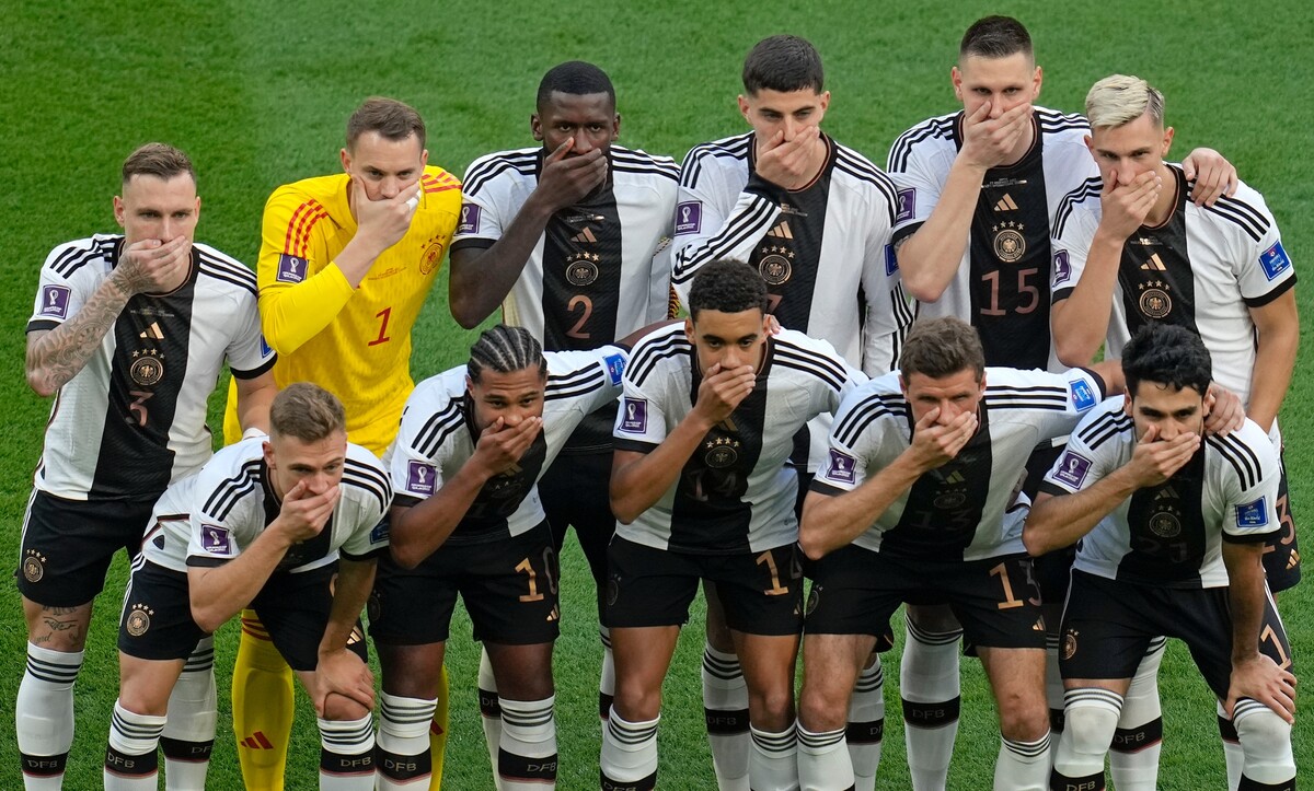 Nemeckí futbalisti si na tímovej fotke pred otváracím zápasom s Japonskom na MS v Katare zakrývali ústa rukou. Urobili tak na protest proti zákazu organizácie FIFA nosiť na rukách dúhové pásky. Tie chcelo použiť viacero reprezentácií a vyjadriť tak podporu LGBTI+ komunite, ktorá je v Katare diskriminovaná. Dúhové farby mali Nemci na kopačkách. (23. novembra 2022)
