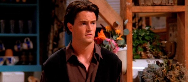 Postava Chandlera je typická sarkastickým humorom. V seriáli sme zistili, prečo ho tak často používa. Spomínaš si?
