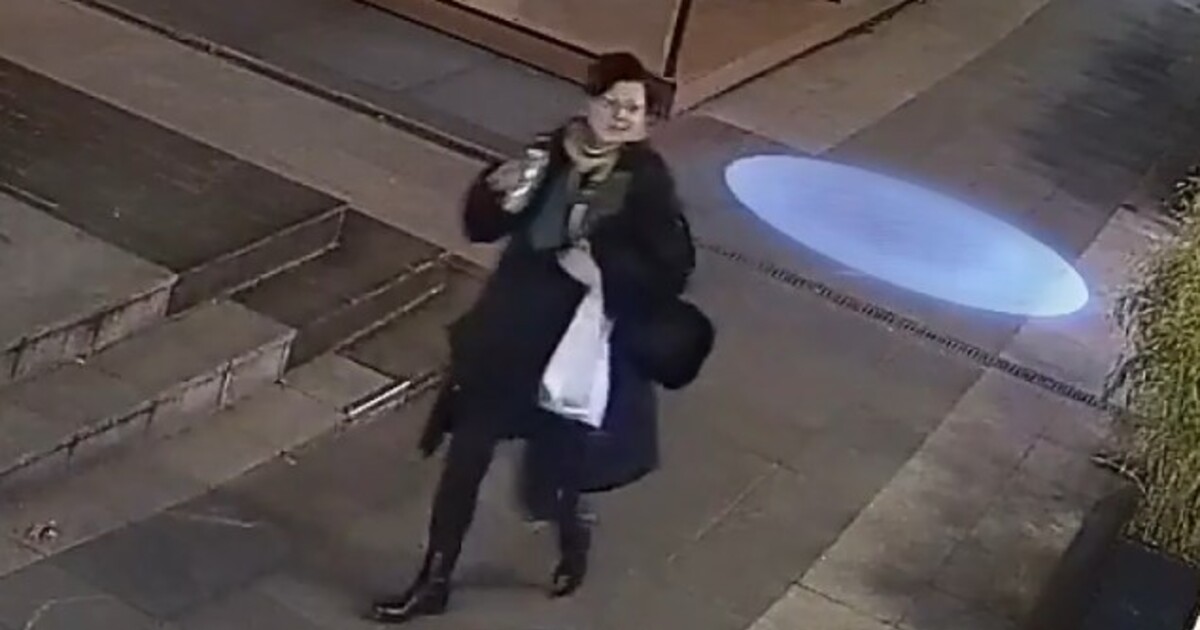 VIDEO: Žena ukradla z věšáku pražské restaurace kabát za 90 tisíc