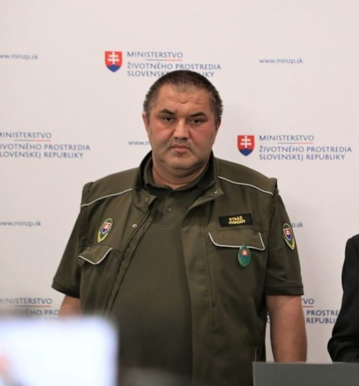 Kandidát SaS Miroslav Martinka sa v sobotu 26. augusta pobil počas verejného podujatia v obci Mojtín. Tvrdí, že sa iba bránil pred útočníkmi.