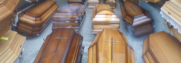 Personalizované rakvy si objednáva čoraz viac ľudí. Výrobcovia vravia, že ľudia chcú oslavovať život a nie smútiť pre smrť