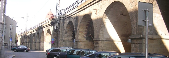 Začala rekonstrukce druhého nejstaršího mostu v Praze. Negrelliho viadukt dostane podobu jako před 167 lety