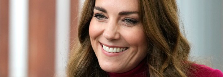Kate Middleton si zahrála během vánočního koncertu v televizi. Na klavíru doprovázela zpěváka Toma Wolkera