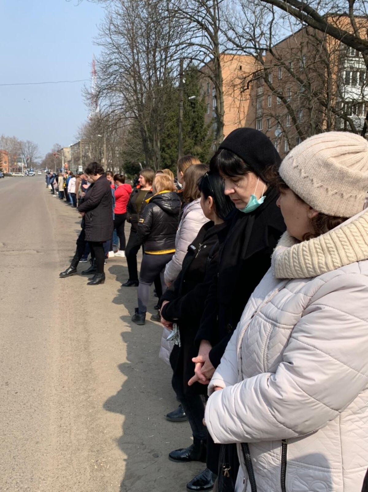 Kseniina mama (v čiernom kabáte) na pocte padlému vojenskému hrdinovi. 