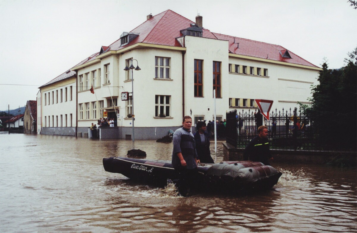 Zaplavená škola v Dobřichovicích.