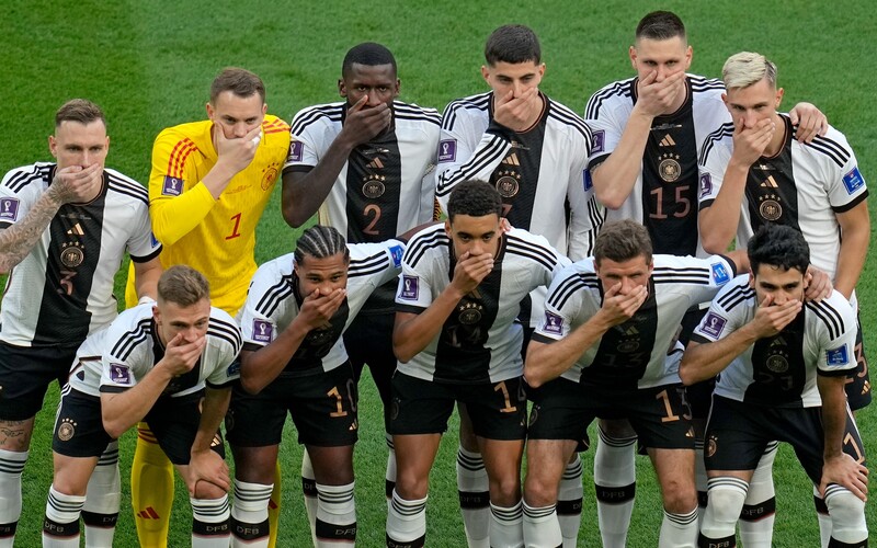 Nemeckí futbalisti si pred zápasom na protest zakrývali ústa. O ľudských právach sa podľa nich nevyjednáva.