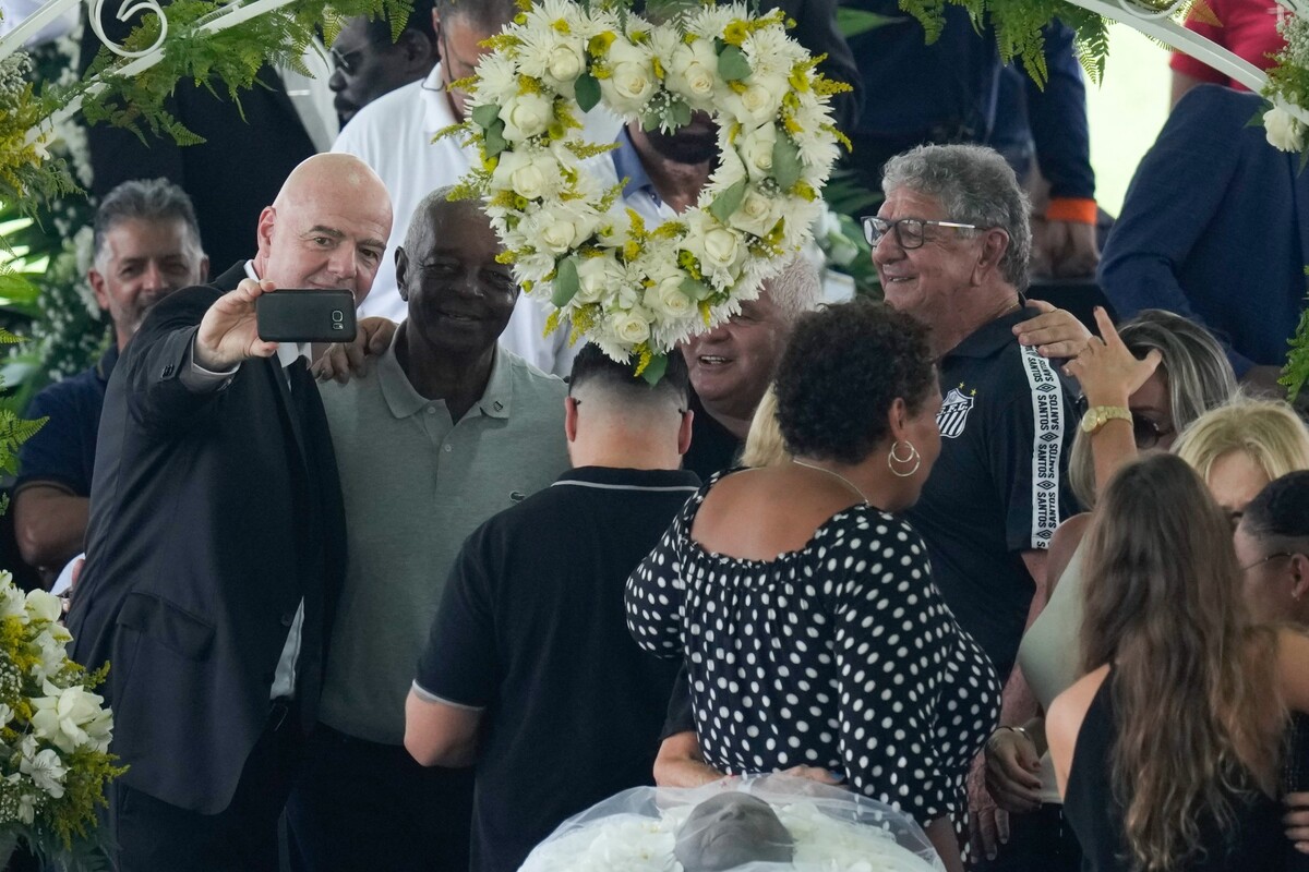 Gianni Infantino na pohrebe Pelého.
