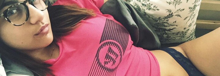 Muž si na nohu vytetoval pornoherečku Miu Khalifu. Nečekal, že mu samotná Mia veřejně vynadá a označí ho za úplného idiota