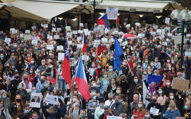 Po celém Česku probíhají protesty proti vládě a Babišovi. Pořádá je Milion chvilek pro demokracii.