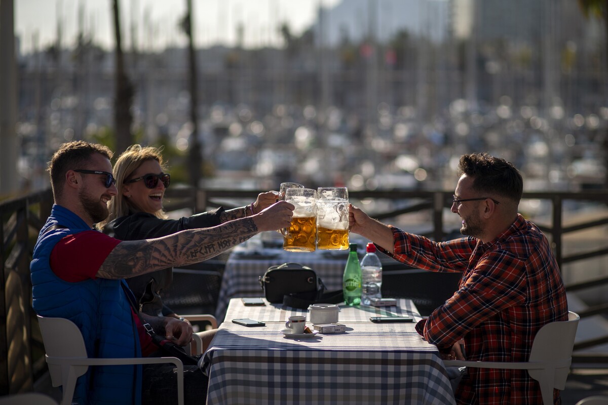 pivo, terasa, bar, reštaurácia, skupina ľudí, prípitok