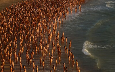 Na australskou pláž vyběhlo 2 500 nahých lidí. Cílem bylo upozornit na rizika rakoviny kůže.
