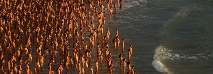 Na australskou pláž vyběhlo 2 500 nahých lidí. Cílem bylo upozornit na rizika rakoviny kůže