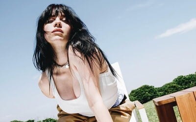 Billie Eilish má zřejmě nového partnera. Paparazzi je vyfotili, jak se líbají na balkoně v Benátkách