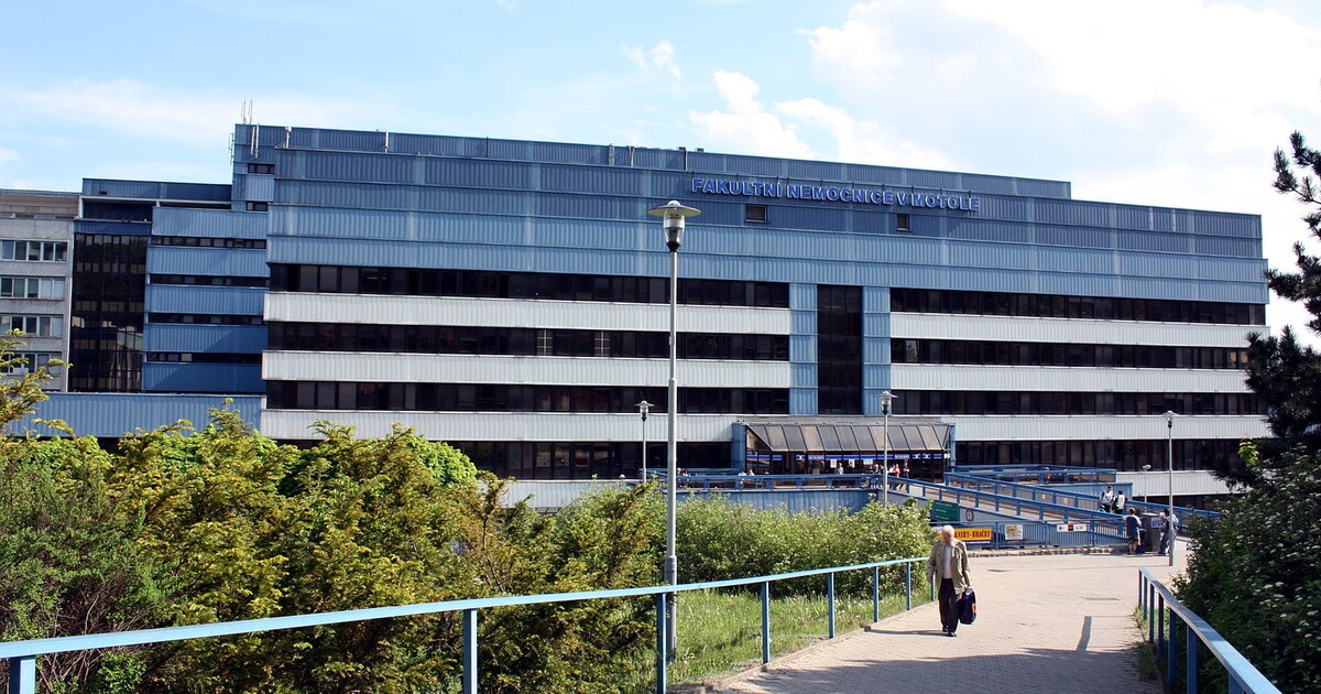 V pražské nemocnici Motol zasahuje policie. Kromě ředitele a náměstka byly zatčeny další dvě desítky lidí