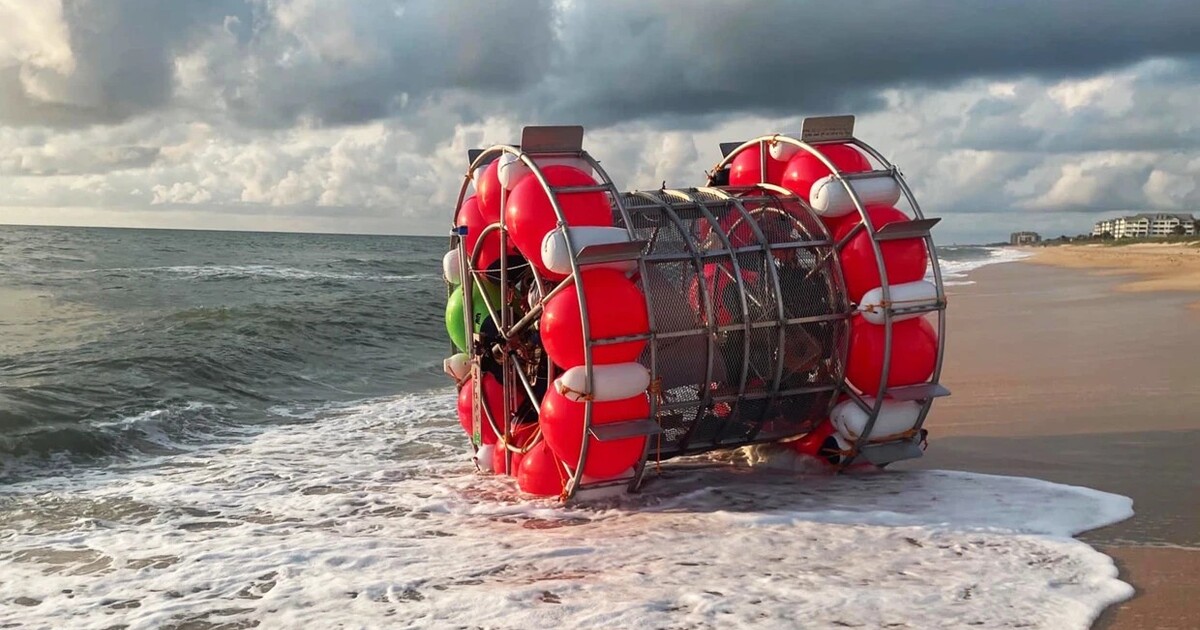 Muž chtěl překonat oceán v obřím kole pro křečky. Jak dopadl?