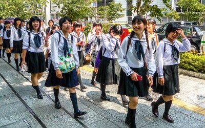 Školy v Tokiu ruší kontroverzní pravidla, která nařizovala barvu vlasů i spodního prádla.