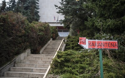 O prevoz domov požiadalo tak veľa Slovákov, že ministerstvo nestíha vybavovať žiadosti. Zvažujú, že zapoja študentov diplomacie.