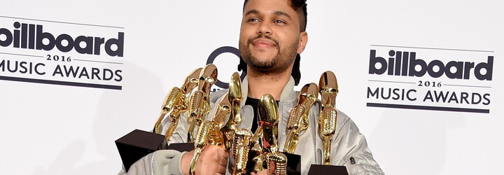 V čem celebrity zářily na růžovém koberci Billboard Music Awards?
