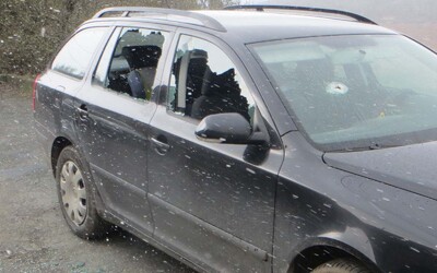 Muž na Brněnsku poničil domnělé sousedovo auto kladivem. To ale patřilo někomu jinému.