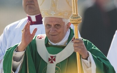 Bývalý papež Benedikt XVI. věděl o duchovních, kteří zneužívali malé děti, tvrdí advokáti.